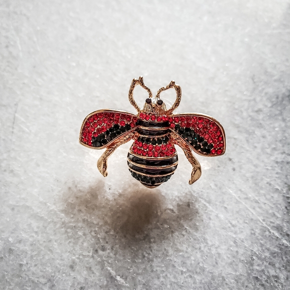 Designer inspired bee stud earrings - Picture 3 of 4